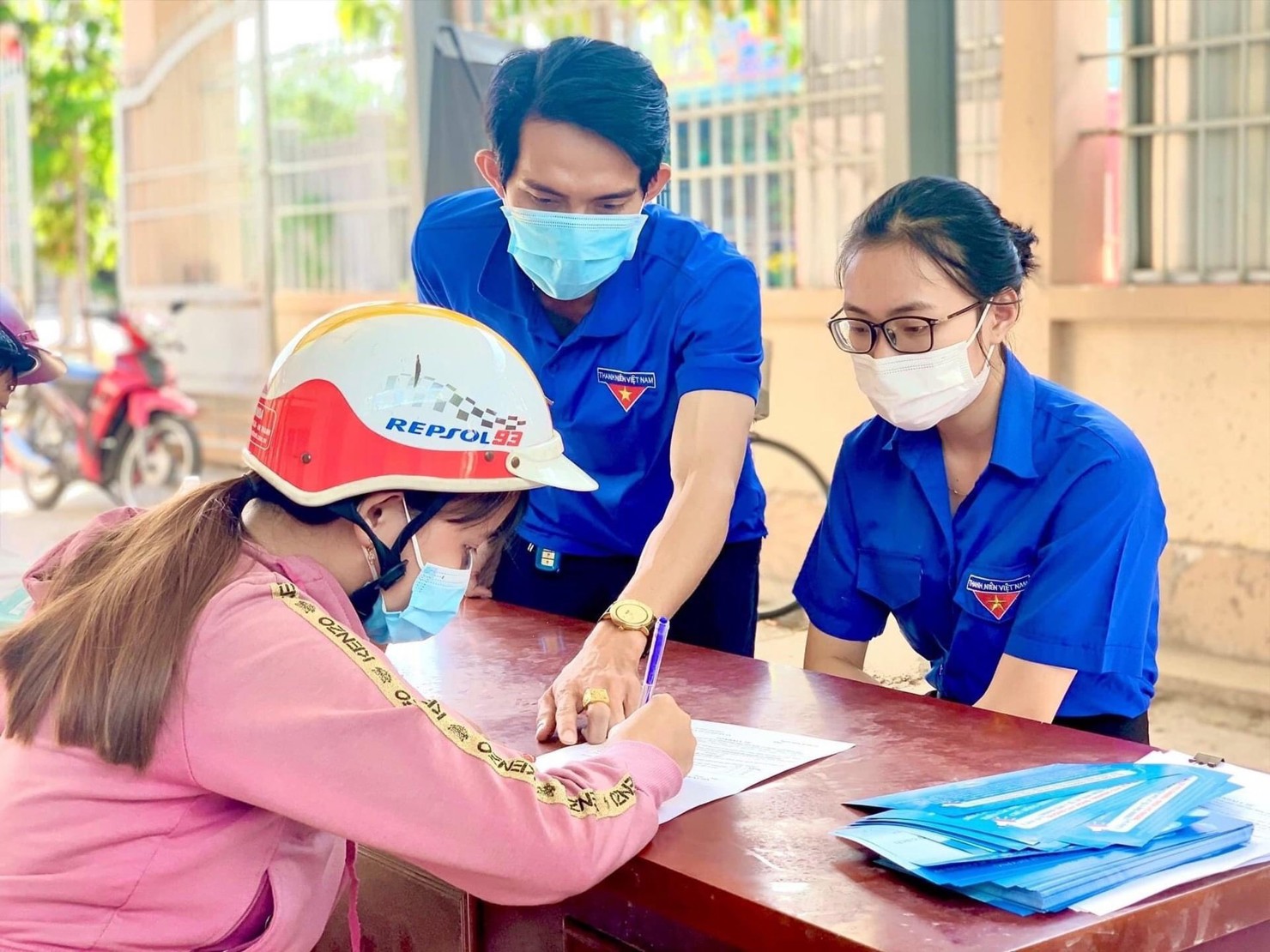 Cán bộ phường Lái Thiêu, TP.Thuận An hướng dẫn người dân cách thức tạo tài khoản, nộp hồ sơ trực tuyến.