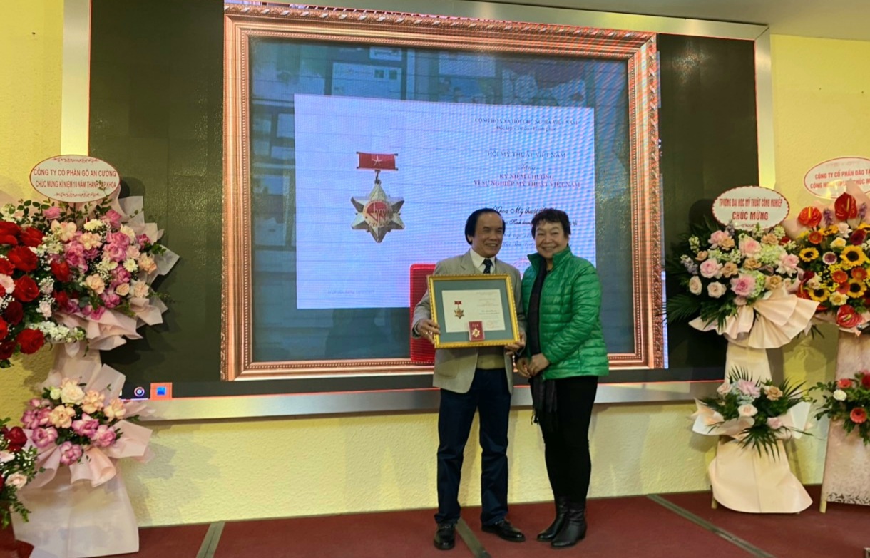 Khoa Mỹ thuật ứng dụng nhận Kỷ niệm chương V&igrave; sự nghiệp mỹ thuật Việt Nam của Hội Mỹ thuật Việt Nam - Ảnh: Trường HUBT