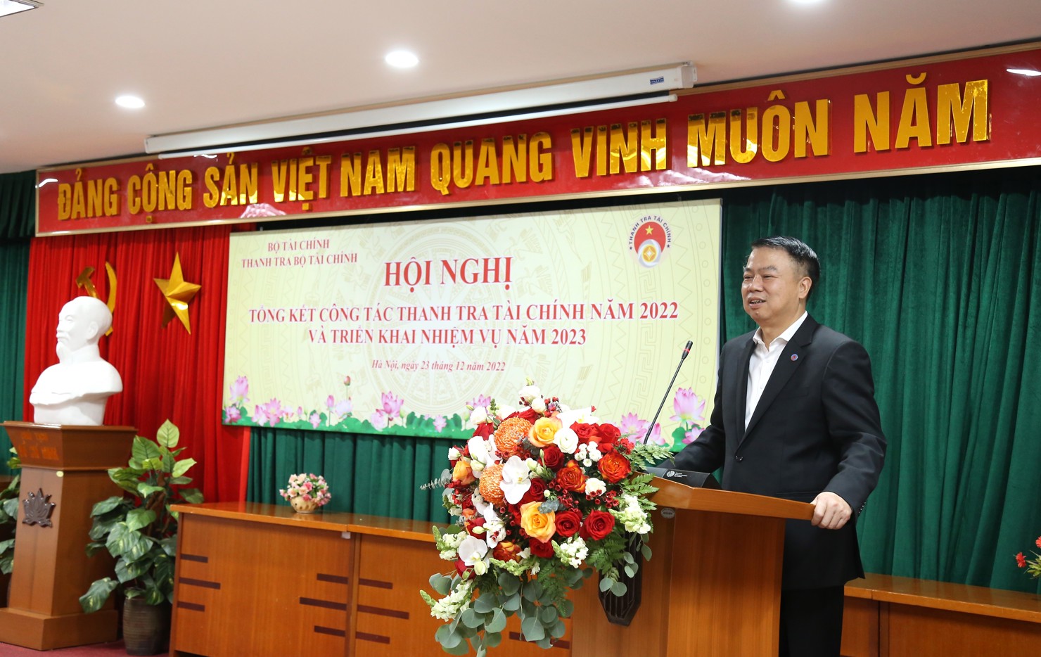 Thứ trưởng Bộ T&agrave;i ch&iacute;nh Nguyễn Đức Chi ph&aacute;t biểu tại hội nghị.