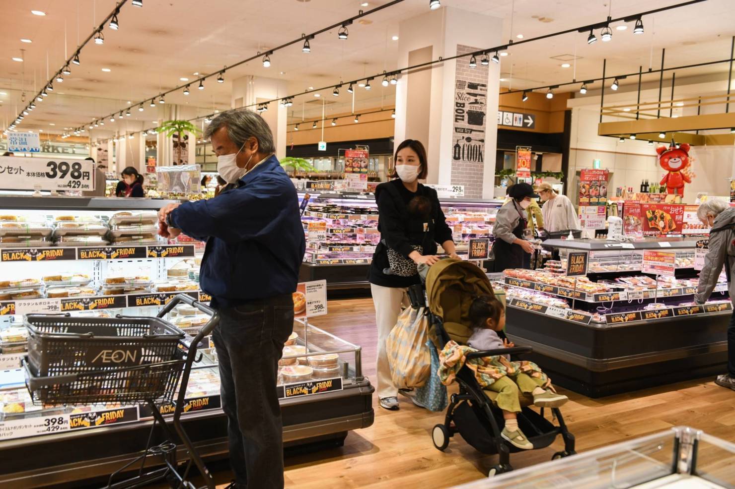  Người dân đi mua sắm tại một siêu thị  ở Nhật Bản. Ảnh: Bloomberg