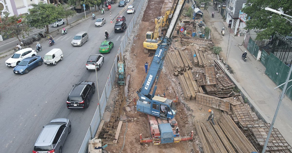Dự án xây dựng cầu vượt tại nút giao An Dương-đường Thanh Niên (Hà Nội) giai đoạn 2 tiếp tục được triển khai sau thời gian tạm dừng. Ảnh: Nguyên Trang