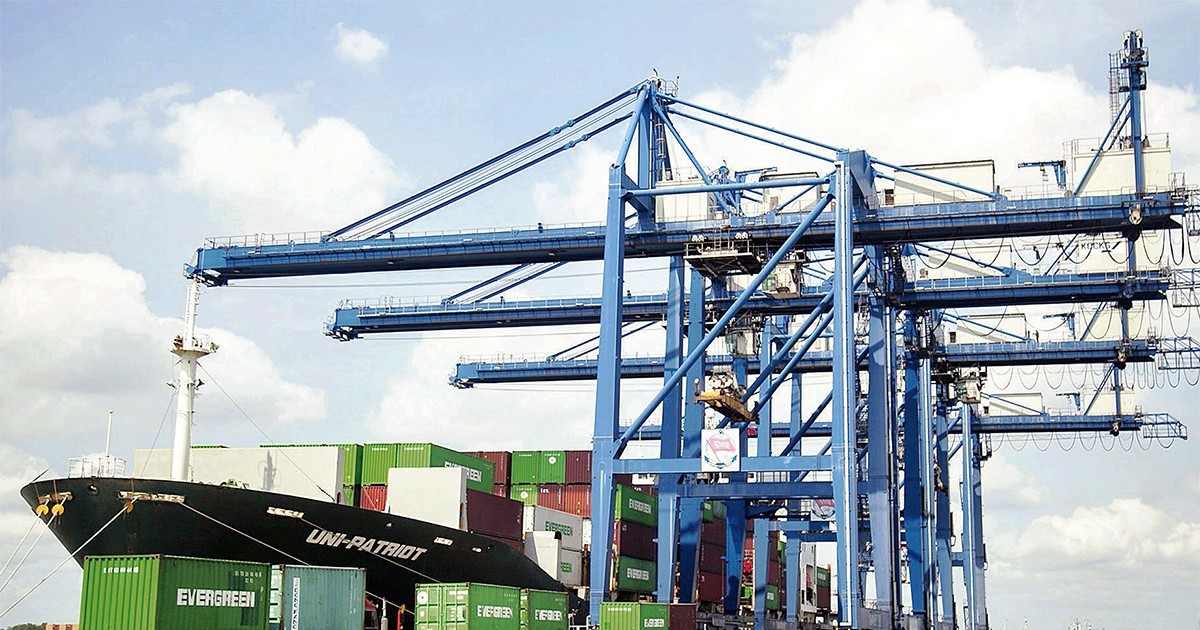 Bốc xếp hàng hóa xuất nhập khẩu tại Cảng Cát Lái, Thành phố Hồ Chí Minh. Ảnh: Hồng Ðạt