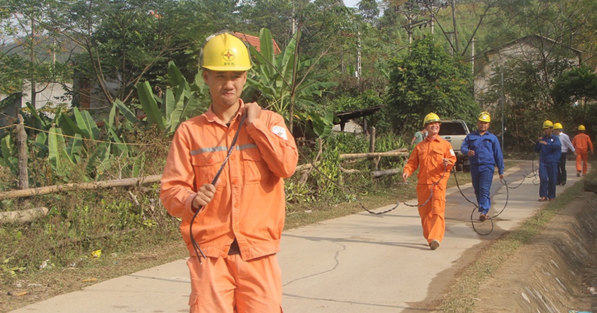 Công nhân Công ty điện lực Lạng Sơn kéo điện lưới về các xã giáp biên của huyện Cao Lộc (tỉnh Lạng Sơn).
