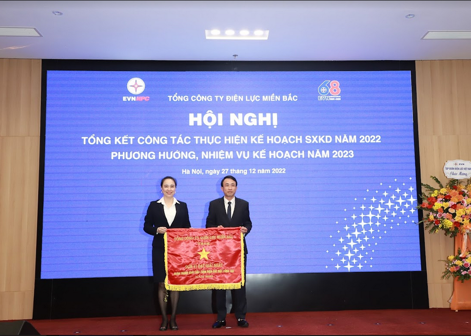Chủ tịch Đỗ Nguyệt &Aacute;nh trao tặng Giải Nhất cho C&ocirc;ng ty Điện lực Hưng Y&ecirc;n đơn vị dẫn đầu trong năm 2022.