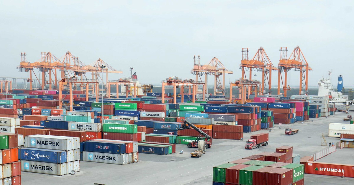 Vận chuyển container xuất nhập khẩu tại cảng Đình Vũ, thành phố Hải Phòng. Ảnh: Duy Linh