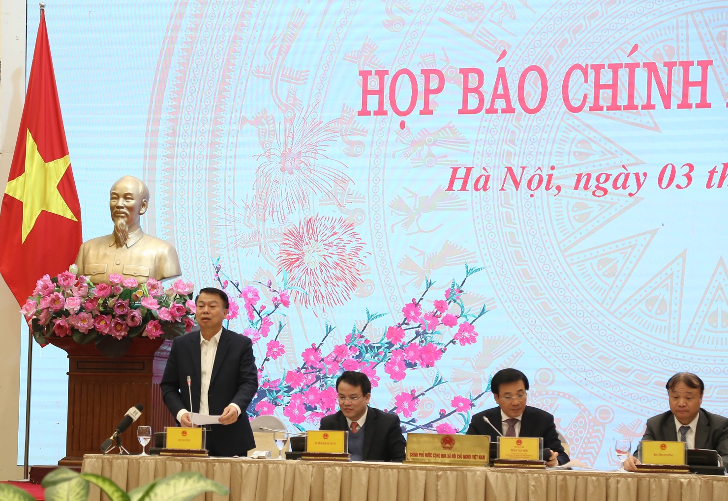 Thứ trưởng Bộ T&agrave;i ch&iacute;nh Nguyễn Đức Chi trả lời b&aacute;o ch&iacute; chiều 3/1/2022.