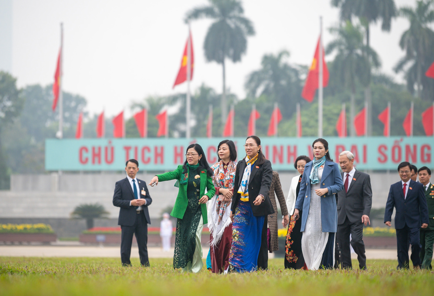 Đại biểu dự Kỳ họp bất thường lần thứ 2, Quốc hội khóa XV vào Lăng viếng Chủ Tịch Hồ Chí Minh - Ảnh 11