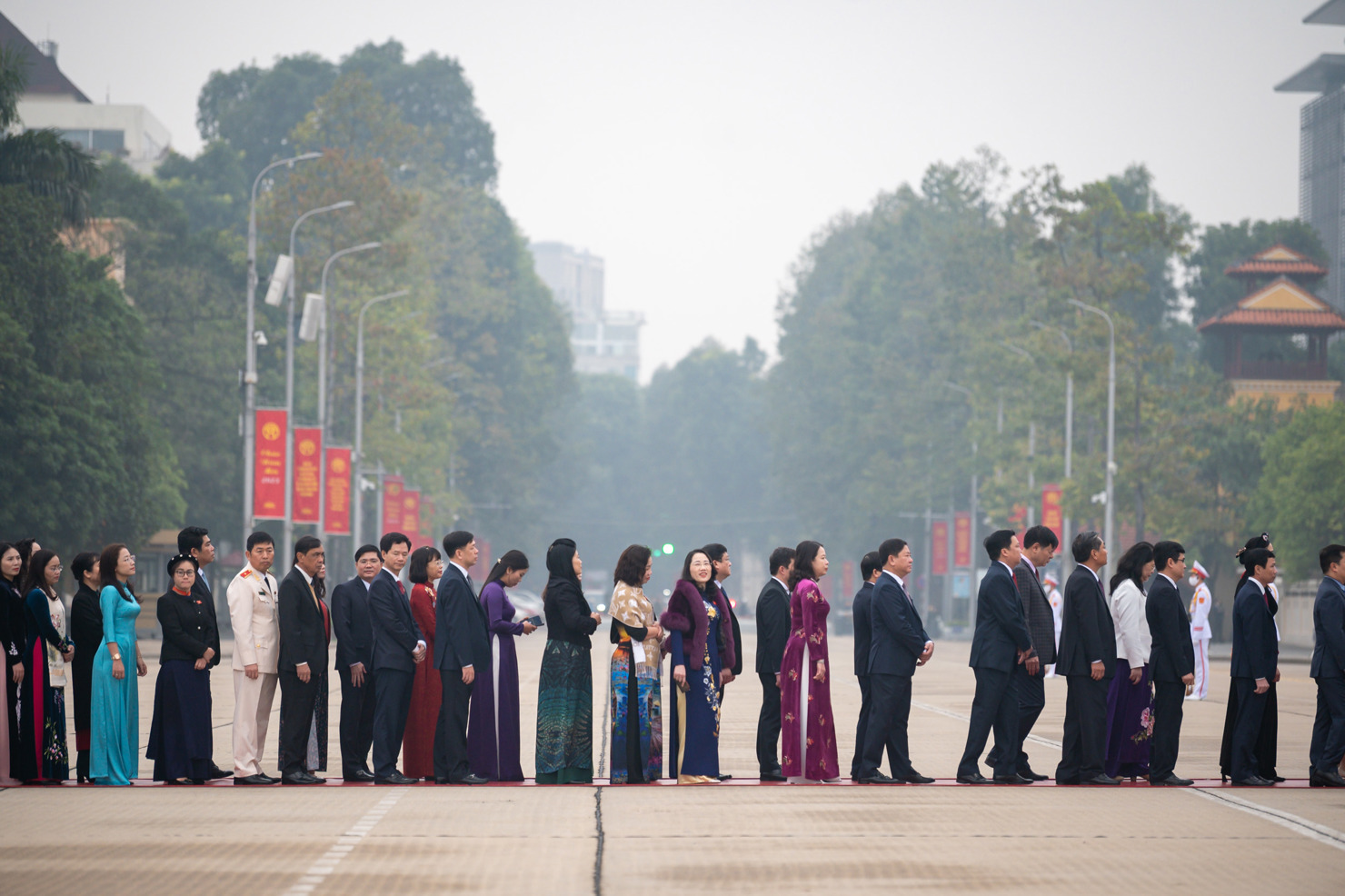 Đại biểu dự Kỳ họp bất thường lần thứ 2, Quốc hội khóa XV vào Lăng viếng Chủ Tịch Hồ Chí Minh - Ảnh 6