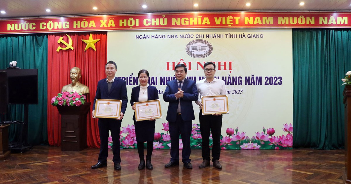 Lãnh đạo Ngân hàng Nhà nước Chi nhánh tỉnh Hà Giang trao Bằng khen của Thống đốc Ngân hàng Nhà nước cho tập thể, cá nhân có thành tích xuất sắc.