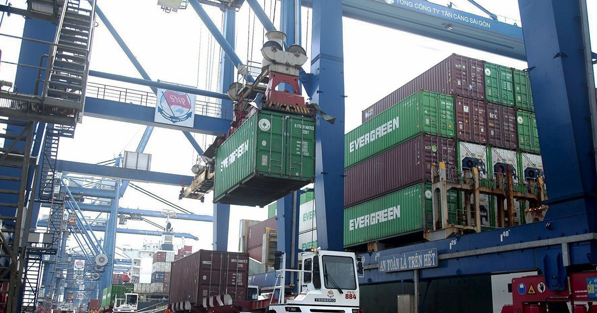 Bốc xếp hàng hóa xuất nhập khẩu tại Tân Cảng Cát Lái, Thành phố Hồ Chí Minh. Ảnh: Hồng Đạt