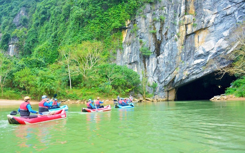 Du khách chèo kayak khám phá động Phong Nha. Ảnh: Báo Nhân Dân