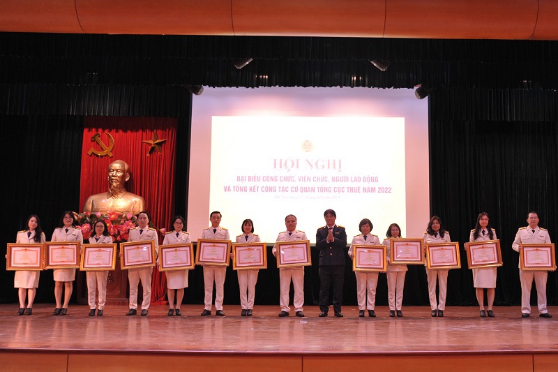 Ph&oacute; Tổng cục trưởng Đặng Ngọc Minh trao Bằng khen của Thủ tướng Ch&iacute;nh phủ&nbsp;cho c&aacute;c c&aacute; nh&acirc;n xuất sắc.