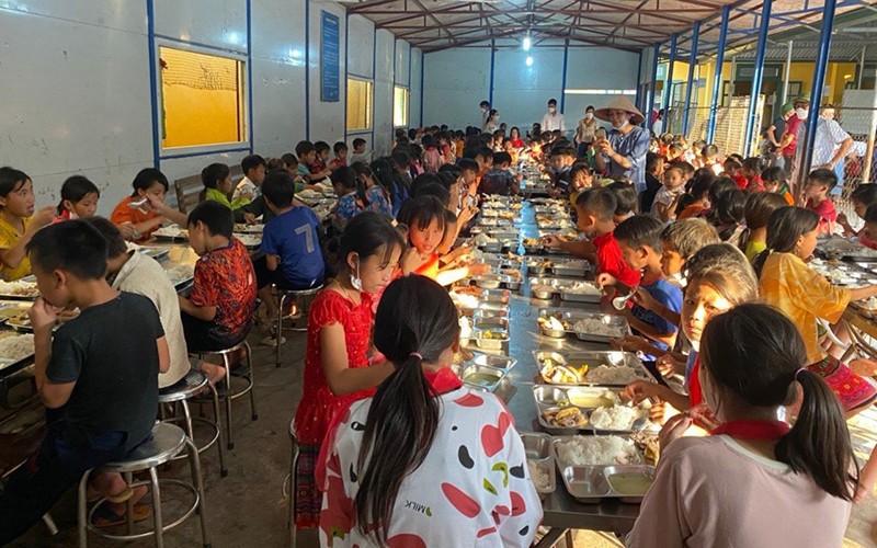 Bữa cơm tất niên của thầy và trò Trường phổ thông dân tộc bán trú tiểu học Chung Chải được tổ chức đơn giản nhưng ấm áp, yêu thương.