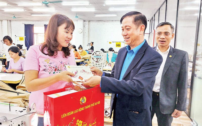 Lãnh đạo Liên đoàn Lao động thành phố Hà Nội chúc Tết, trao quà tặng công nhân Công ty TNHH may mặc T-Concepts. Ảnh: Ngọc Ánh