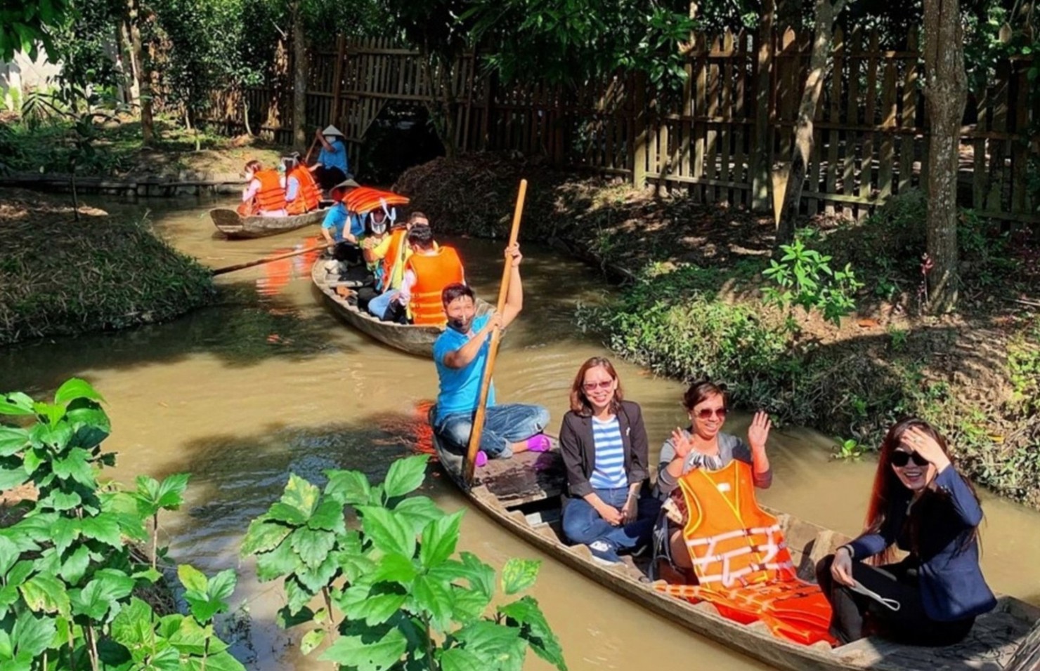 Du khách trải nghiệm chèo ghe tại khu du lịch sinh thái vườn trái cây Phi Yến (huyện Phong Điền, TP. Cần Thơ). 