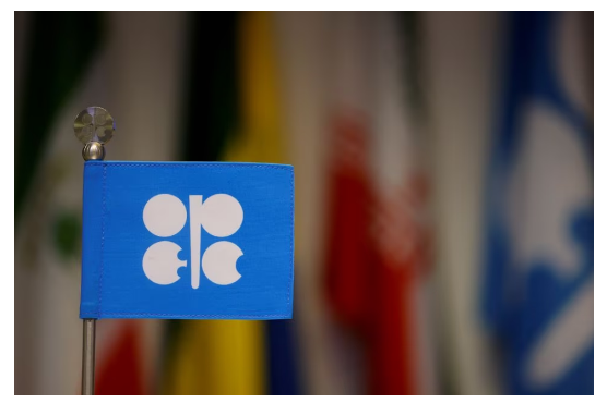OPEC+ đã nhất trí giữ nguyên mức cắt giảm sản lượng hiện nay ở mức 2 triệu thùng/ngày. Ảnh: Reuters