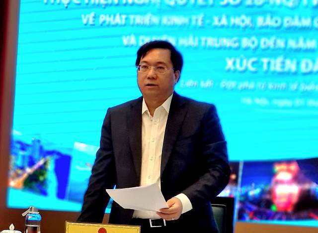 Thứ trưởng Bộ Kế hoạch và Đầu tư Trần Duy Đông chủ trì họp báo sáng 1/2/2023. Ảnh: HNV