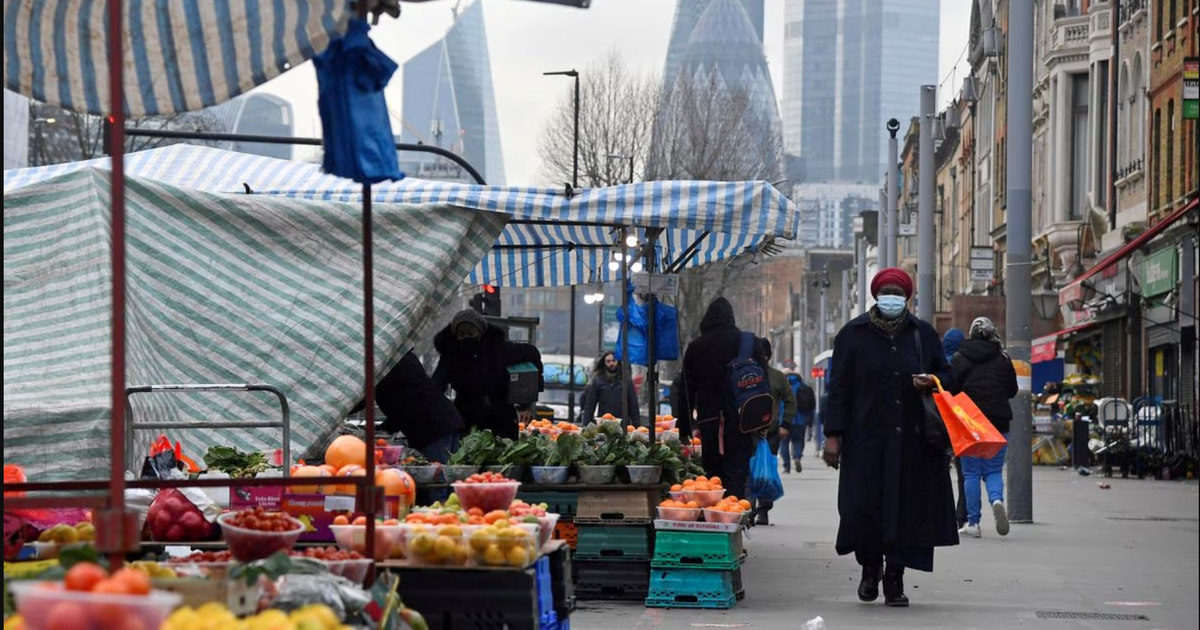 Người dân mua sắm trong khu chợ tại London, ngày 15/1/2021. Ảnh: REUTERS