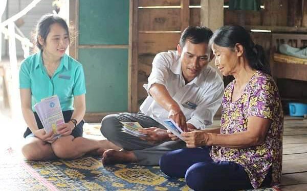 BHXH tỉnh và huyện Đakrông tuyên truyền, vận động người dân tham gia bảo hiểm xã hội tự nguyện, bảo hiểm y tế hộ gia đình. Ảnh: Bảo hiểm xã hội Quảng Trị