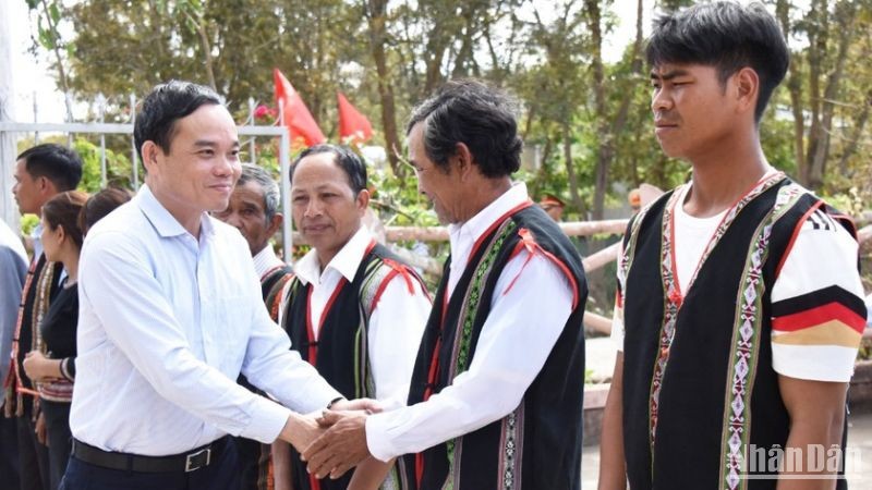 Phó Thủ tướng Chính phủ Trần Lưu Quang động viên dân làng Đê Kjêng (xã Ayun, huyện Mang Yang) phát huy tinh thần đoàn kết, giúp nhau phát triển kinh tế.