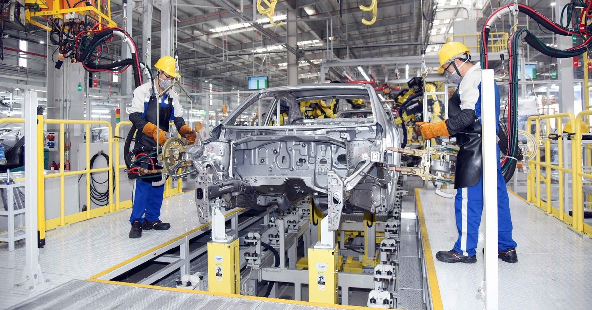 Công nhân Nhà máy sản xuất, lắp ráp ô-tô Hyundai Thành Công (Ninh Bình) vận hành dây chuyền lắp ráp, sản xuất ô-tô. Ảnh: Anh An