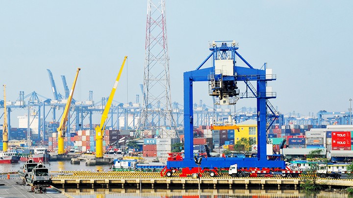 Hơn 90% hàng hóa xuất nhập khẩu của Việt Nam đi qua các cảng biển. Ảnh:  Song Anh.