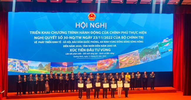 Thứ trưởng Bộ Kế hoạch và Đầu tư Trần Duy Đông trao văn kiện hợp tác với các tổ chức quốc tế tại Việt Nam. Ảnh: HNV