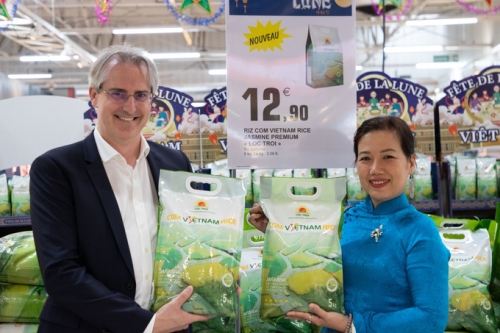 Sản phẩm Cơm ViệtNam Rice - thương hiệu gạo của tập đoàn Lộc Trời bày bán trên kệ siêu thị Leclerc (Pháp).