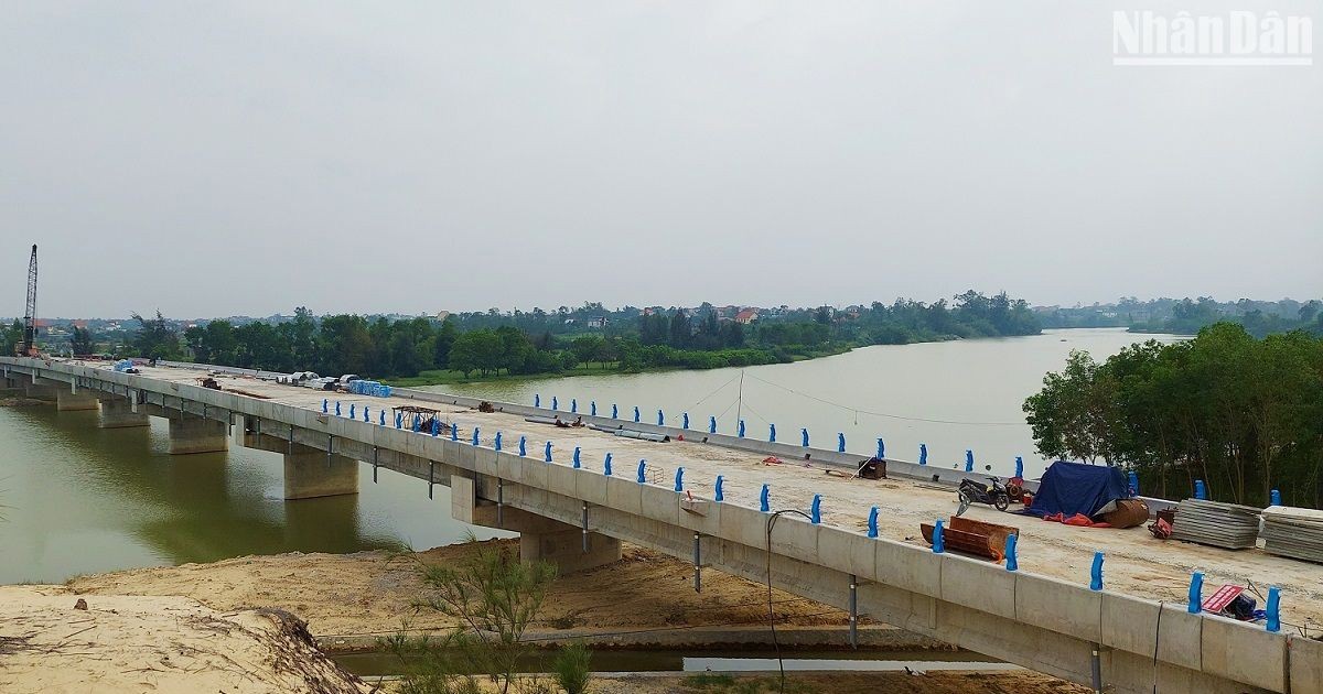 Cầu sông Dinh trên tuyến đường ven biển Quảng Bình được thi công vượt tiến độ nhưng dự án đang “tắc” do chưa giải phóng được mặt bằng.