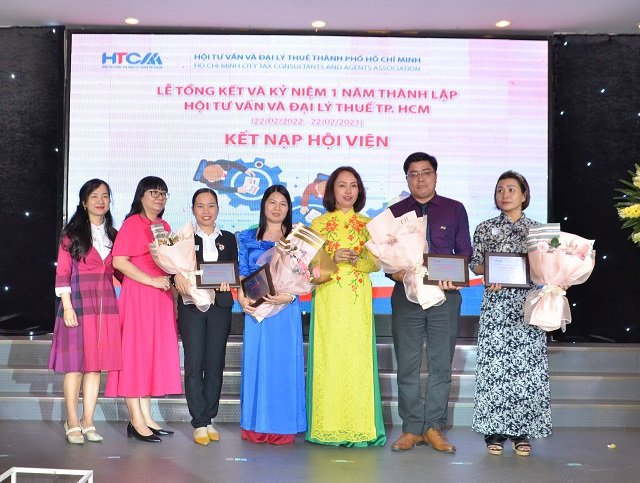 Bà Lê Thị Thu Hương - Chủ tịch HTCAA trao quyết định kết nạp hội viên mới. Ảnh: CD