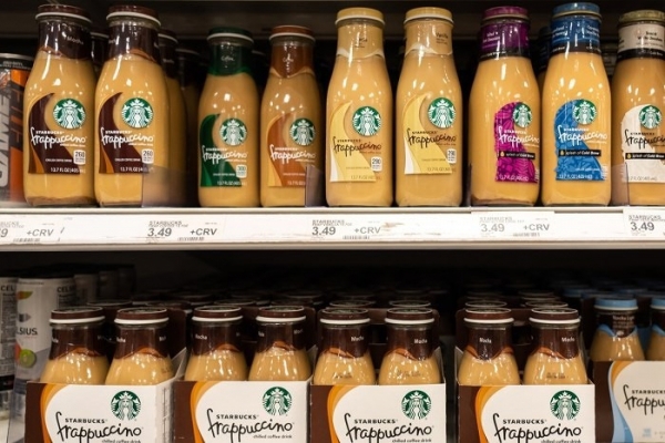Cục Quản lý Thực phẩm và Dược phẩm Mỹ (FDA) thông báo có hơn 25.000 thùng đồ uống cà phê đóng chai của Starbucks đã bị thu hồi sau khi tìm thấy thủy tinh bên trong một số chai.