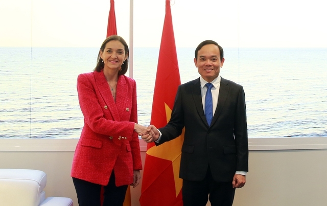 Phó Thủ tướng Trần Lưu Quang gặp Bộ trưởng Công nghiệp, Thương mại và Du lịch Tây Ban Nha Reyes Maroto.