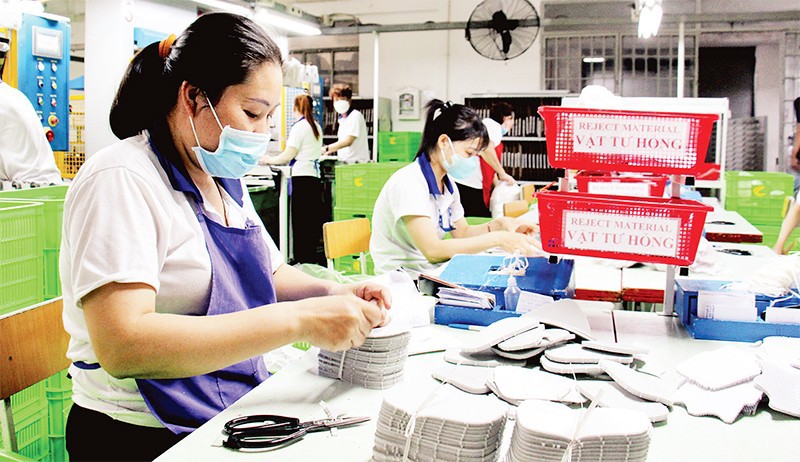 Công nhân Công ty cổ phần Giày Thiên Lộc (Quận 12) hoàn thiện sản phẩm. Ảnh: Thế Anh