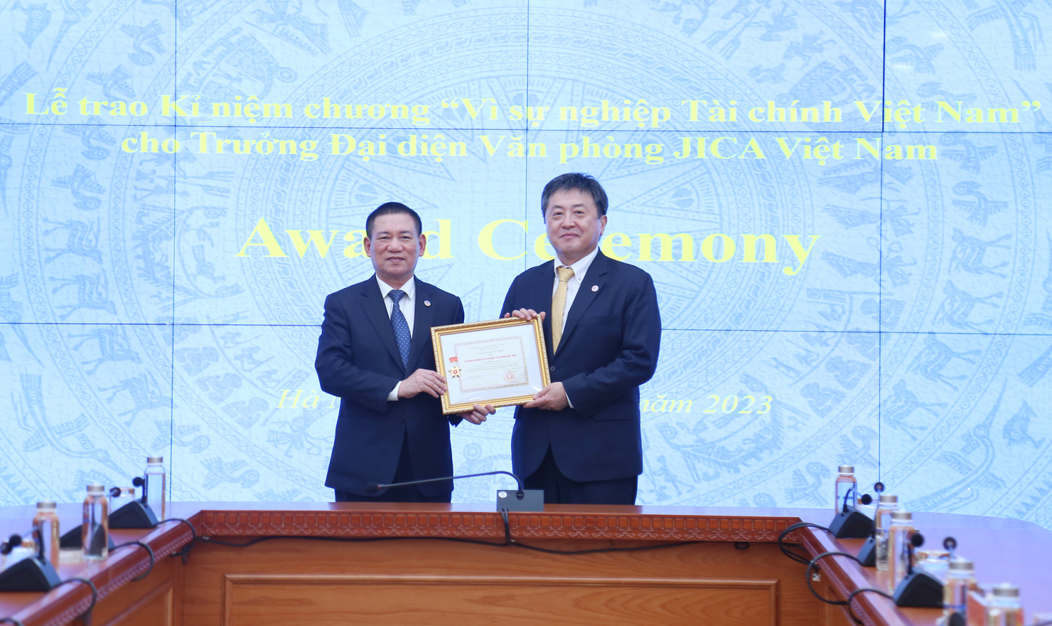 Bộ trưởng Hồ Đức Phớc trao Kỷ niệm chương cho &ocirc;ng Akira Shimizu. Ảnh: Gia H&acirc;n