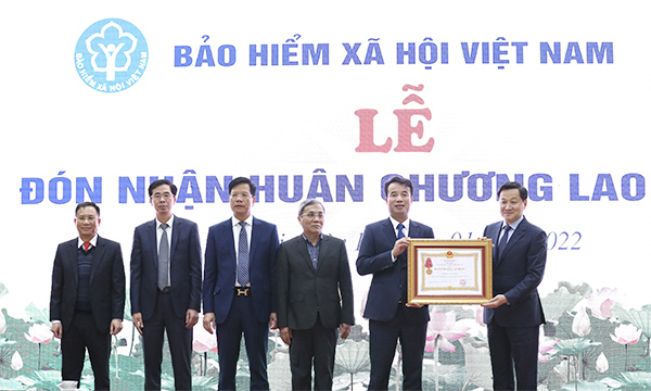 Ph&oacute; Thủ tướng Ch&iacute;nh phủ L&ecirc; Minh Kh&aacute;i trao Hu&acirc;n chương Lao động hạng Ba cho BHXH Việt Nam.