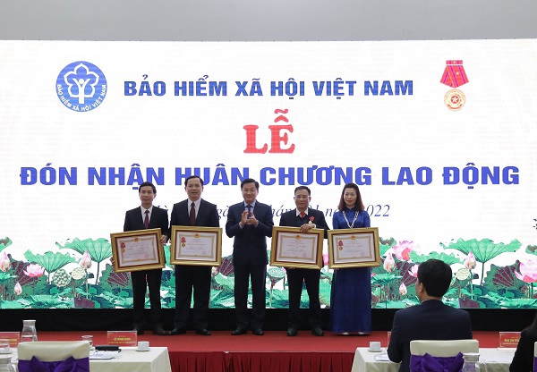 Ph&oacute; Thủ tướng Ch&iacute;nh phủ L&ecirc; Minh Kh&aacute;i trao Hu&acirc;n chương Lao động cho c&aacute;c tập thể, c&aacute; nh&acirc;n của BHXH Việt Nam.