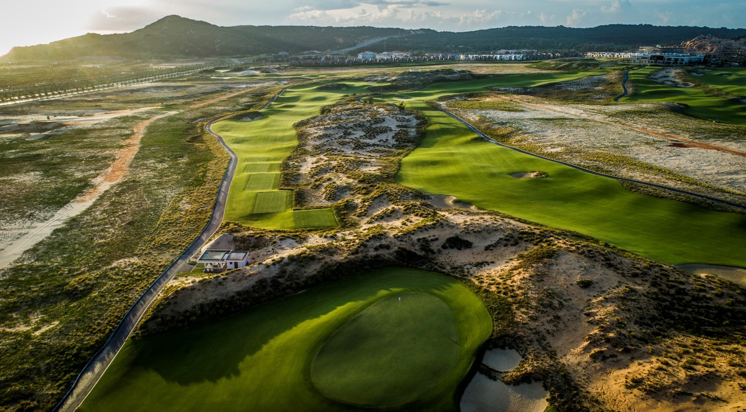 KN Golf Links được thiết kế 27 lỗ, với 18 lỗ theo phong c&aacute;ch s&acirc;n links (liền kề bờ biển). Ảnh: KN Group