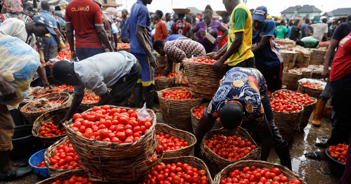 Người dân mua bán rau củ tại chợ Mile 12 ở Lagos, Nigeria, ngày 13/5/2022. Ảnh: Reuters