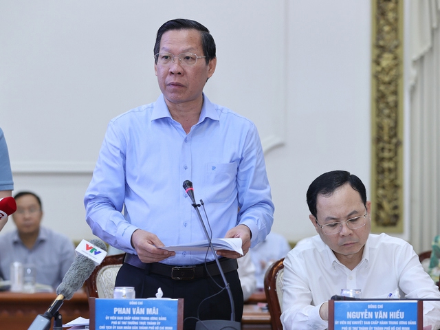 Chủ tịch UBND TP. Hồ Ch&iacute; Minh Phan Văn M&atilde;i b&aacute;o c&aacute;o tại cuộc họp. Ảnh: VGP/Nhật Bắc.