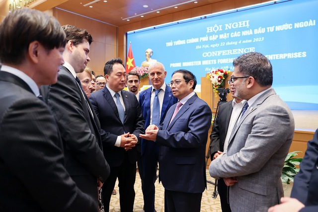 Thủ tướng Phạm Minh Ch&iacute;nh trao đổi với c&aacute;c nh&agrave; đầu tư, c&aacute;c doanh nghiệp b&ecirc;n lề Hội nghị - Ảnh: VGP/Nhật Bắc
