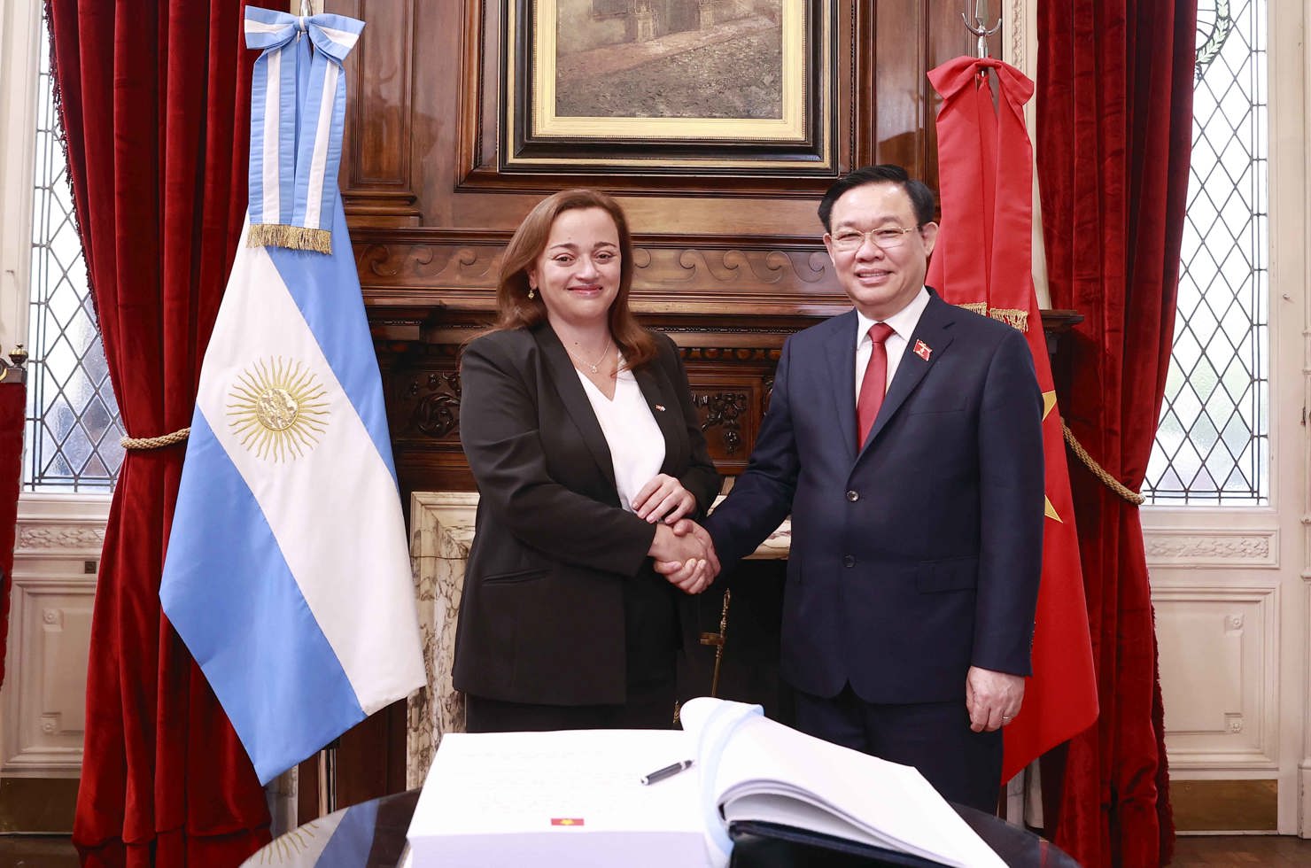 Chủ tịch Quốc hội Vương Đ&igrave;nh Huệ v&agrave; Chủ tịch Hạ viện Cộng h&ograve;a Argentina Cecilia.
