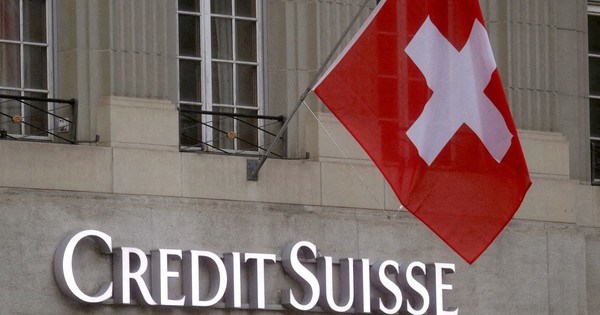 Credit Suisse đối diện áp lực rút tiền khối lượng lớn từ khách hàng.