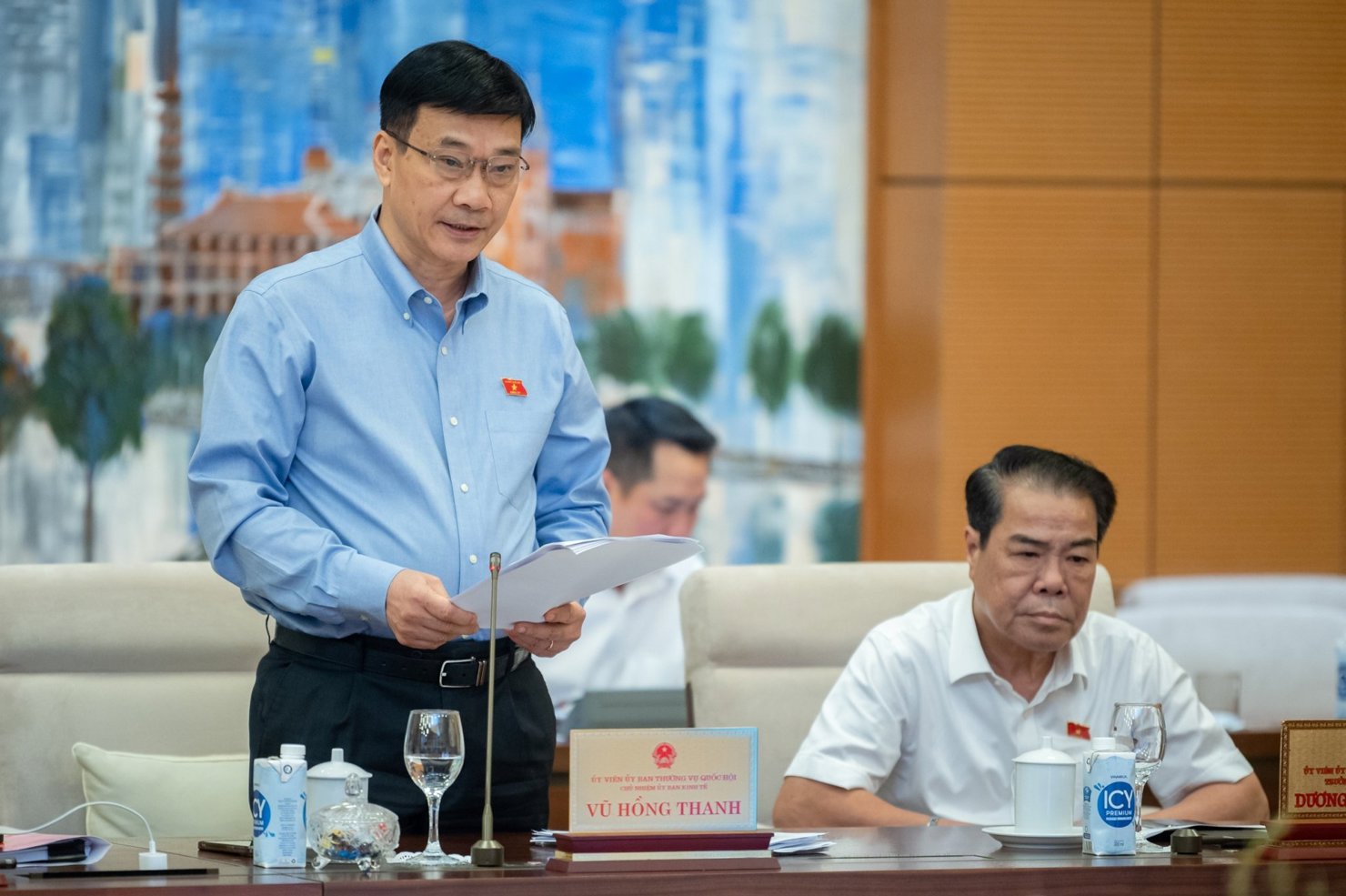 Chủ nhiệm Ủy ban Kinh tế Vũ Hồng Thanh ph&aacute;t biểu tại Phi&ecirc;n họp.