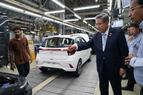 Ngoại trưởng Hàn Quốc Park Jin đến thăm nhà máy của Hyundai tại Ấn Độ.