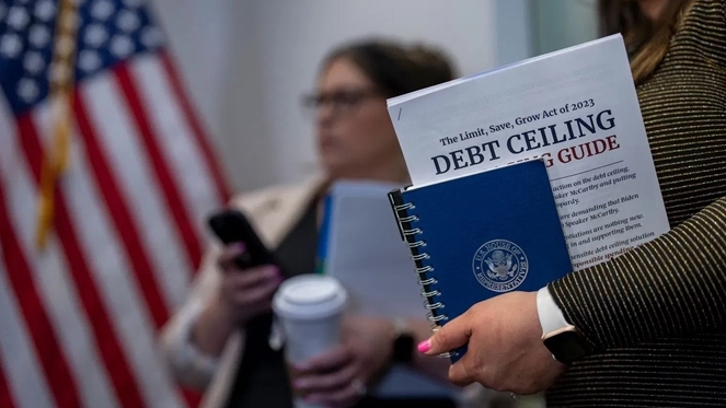 Một nhân viên của ban lãnh đạo đảng Cộng hòa cầm bản hướng dẫn về gói trần nợ của Chủ tịch Hạ viện Kevin McCarthy trong cuộc họp báo tại Điện Capitol ở Washington ngày 26/4/2023. Nguồn: AP