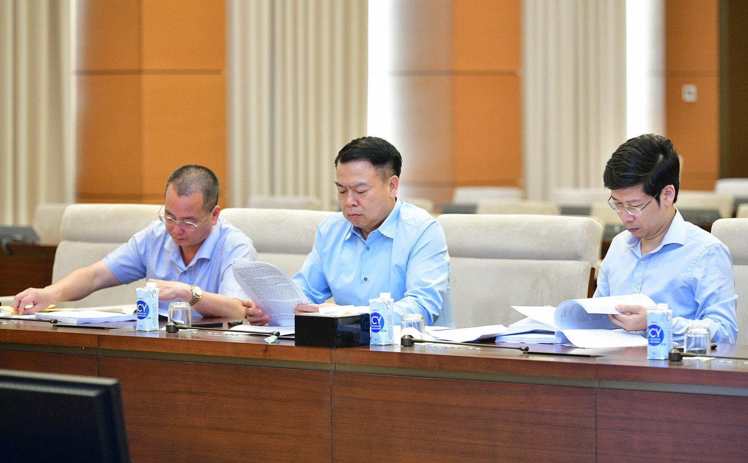 Thứ trưởng Bộ T&agrave;i ch&iacute;nh Nguyễn Đức Chi tham dự phi&ecirc;n họp.&nbsp; &nbsp;
