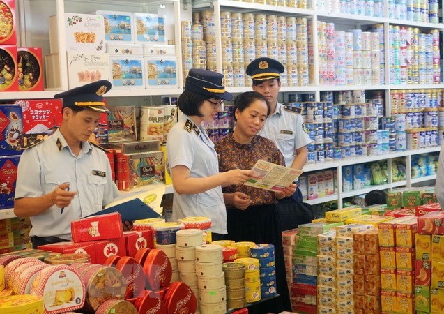 Lực lượng quản lý thị trường tăng cường kiểm tra hàng hóa, bảo đảm an toàn thực phẩm.