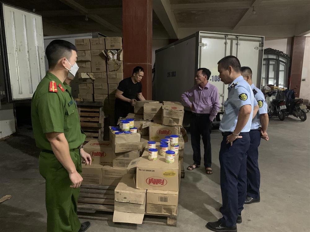 Đo&agrave;n kiểm tra ph&aacute;t hiện l&ocirc; h&agrave;ng kem sữa đặc c&oacute; đường do nước ngo&agrave;i sản xuất qu&aacute; hạn sử dụng ghi tr&ecirc;n vỏ hộp v&agrave;&nbsp;30.000 que kem th&agrave;nh phẩm.