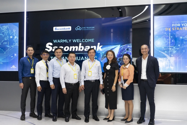 Đại diện Sacombank và CMC Telecom tại CMC DC Tân Thuận. Ảnh: STB