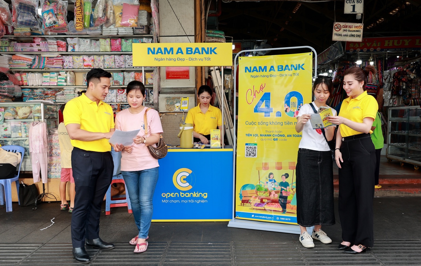 Nam A Bank triển khai chương tr&igrave;nh &ldquo;Chợ 4.0 &ndash; Cuộc sống kh&ocirc;ng tiền mặt&rdquo; phủ s&oacute;ng tại c&aacute;c chợ tr&ecirc;n địa b&agrave;n TP. Hồ Ch&iacute; Minh. Ảnh: NAB